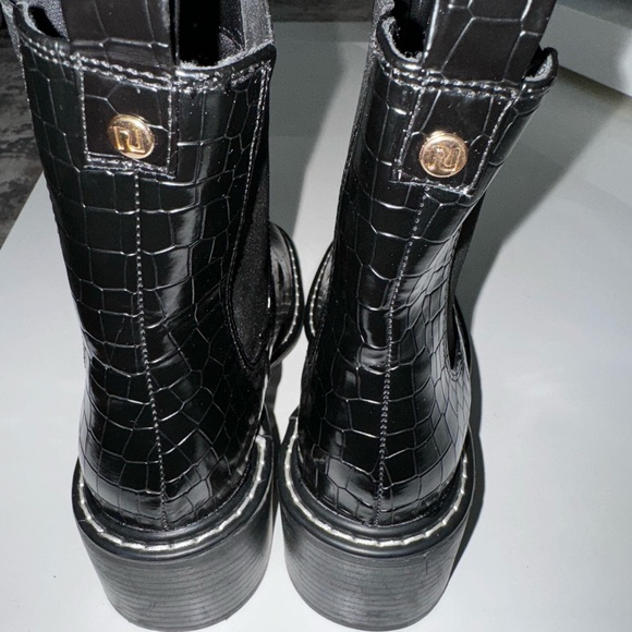 Stunning crocodile skin ankle boot - Picture 2 of 6